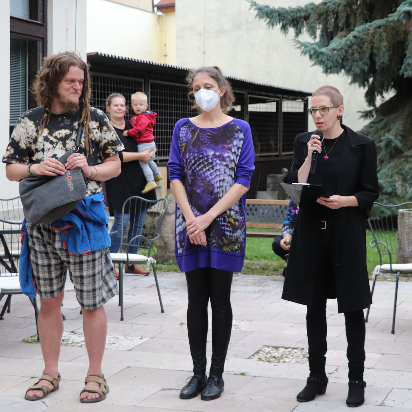 Dominika Nazarejová počas kurátorskej činnosti na vernisáži