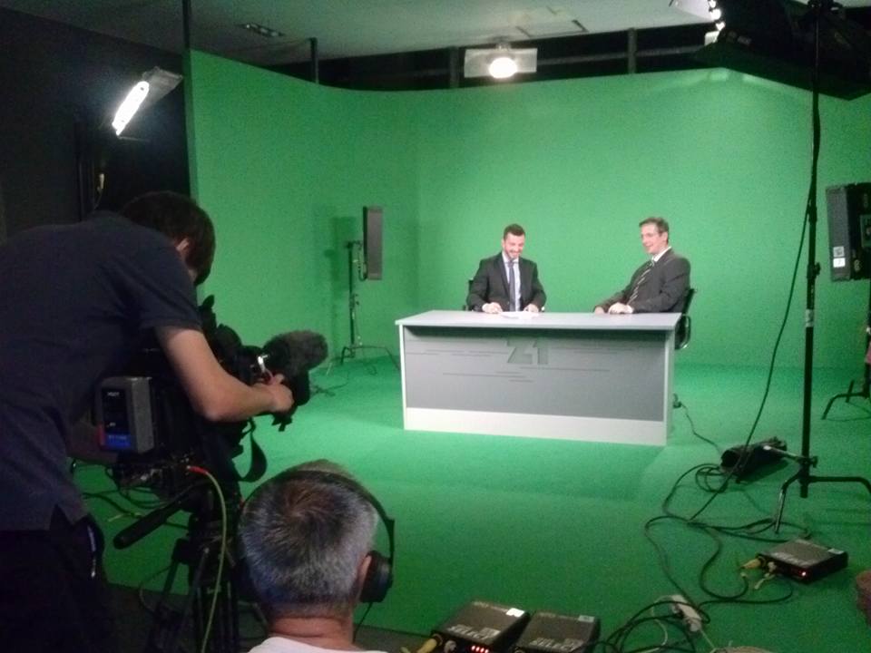 Peter Dombrovský pri nakrúcaní v štúdiu pre HBO