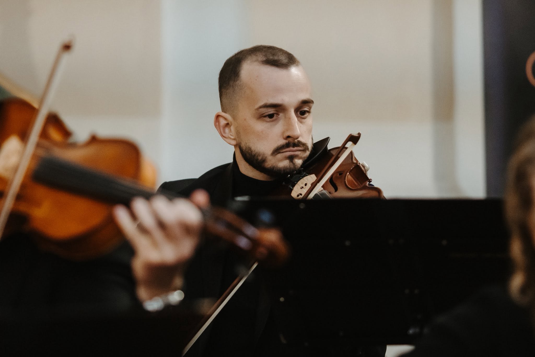 Peter Dombrovský ako violista Edevart Orchestra